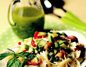 Fesleğen Soslu Makarna Salatası