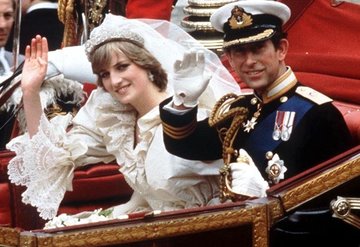 Prenses Diananın gelinliği Kensington Sarayında sergileniyor