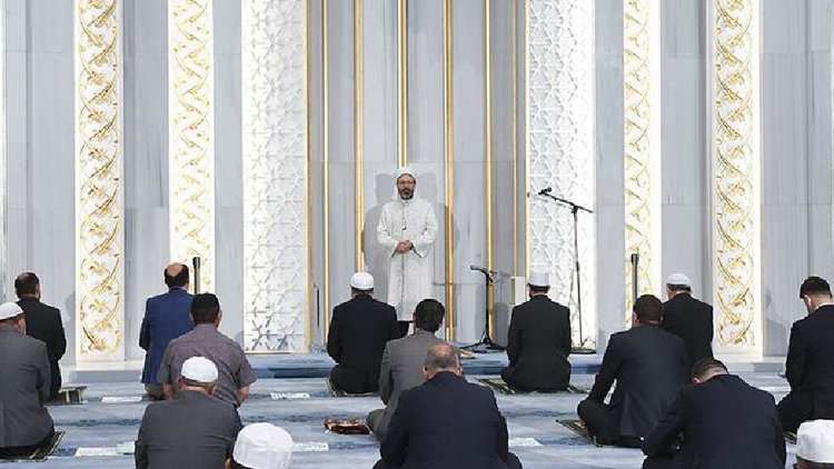 Diyanet İşleri Başkanı Erbaş, Ahmet Hamdi Akseki Camisi’nde sabah namazı kıldırdı
