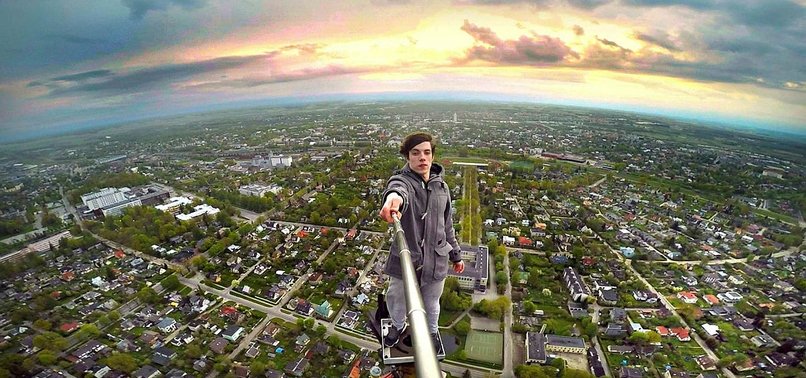 SELFICIDES: SNAPSHOTS TO DIE FOR