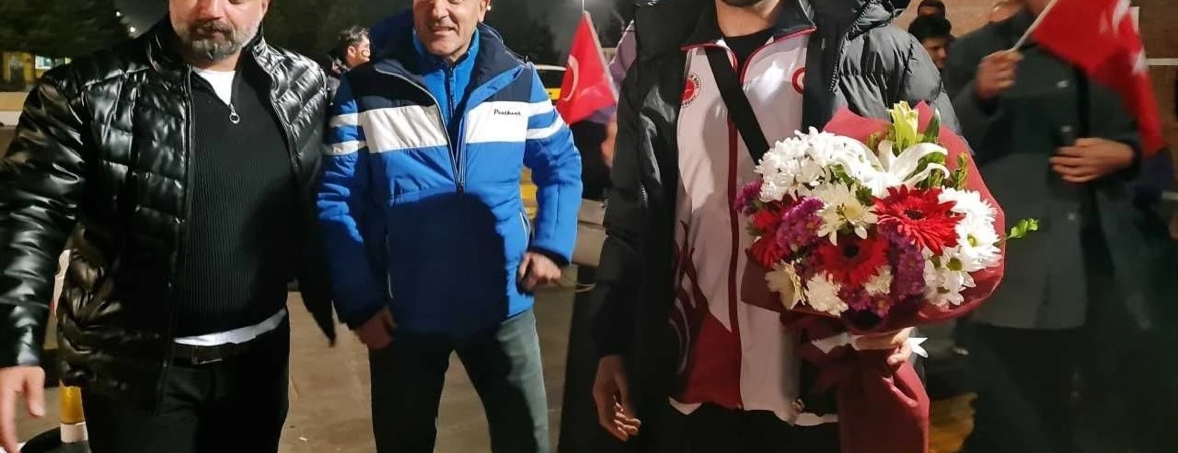 Kick boks Avrupa ikincisi Hakan Koç çiçeklerle karşılandı