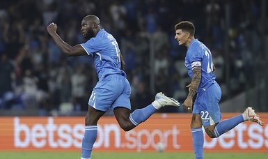 Napoli fight back for late win over 10-man Parma