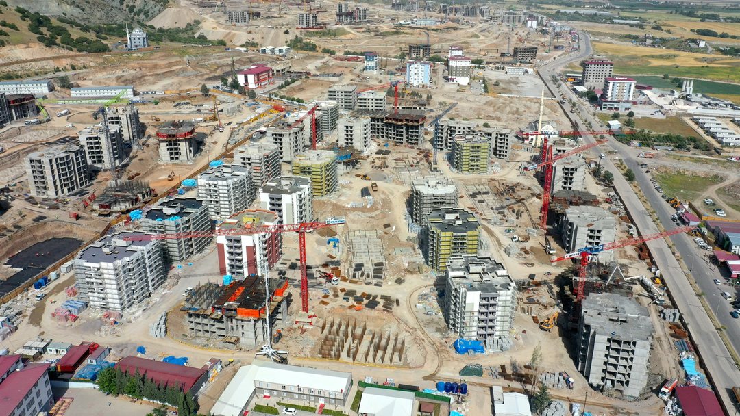 DEPREM KONUTLARI YÜKSELİYOR