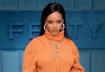 Rihanna, markasının yeni koleksiyonunu kendi üzerinde tanıttı