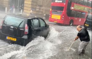 İngilterede bu kez de sel ile mücadele ediyor!