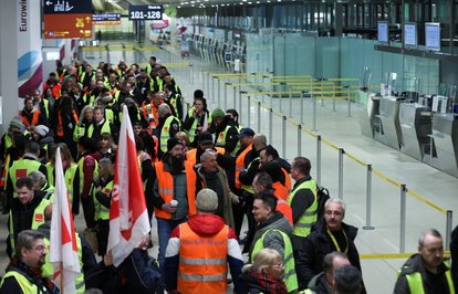 Almanyada300denfazlauçuşaahrefindexgrevclasstkktLnktargetblankgrevaiptali