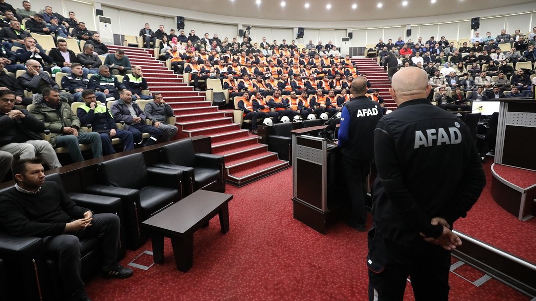 AFAD’DAN HASARLI BİNALARA GİRMEYİN UYARISI