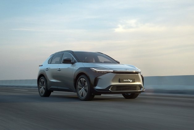 TOYOTA’NIN İLK BATARYALI ELEKTRİKLİSİ TANITILDI