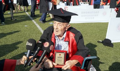 Kastamonu man achieves his dream by graduating from fine arts academy at age of 82