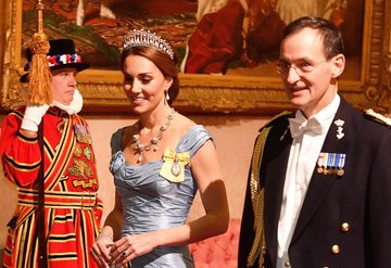 Kate Middleton Diananın tacını taktı