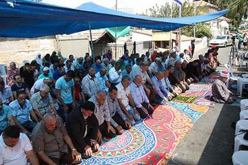 İsrail’in zorla evinden çıkardığı ailenin evi önünde cuma namazı