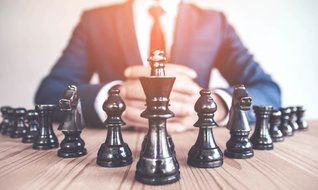 İki ateş arasında liderlik: Tost etkisi