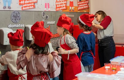 ÇocuklarahrefindexsuperfreshclasstkktLnktargetblankSuperFreshaPizzaŞefleriAtölyesindekendipizzalarınıhazırladı