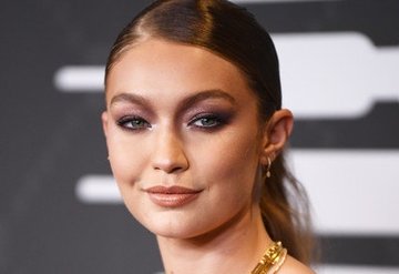 Gigi Hadid kızını karla tanıştırdı