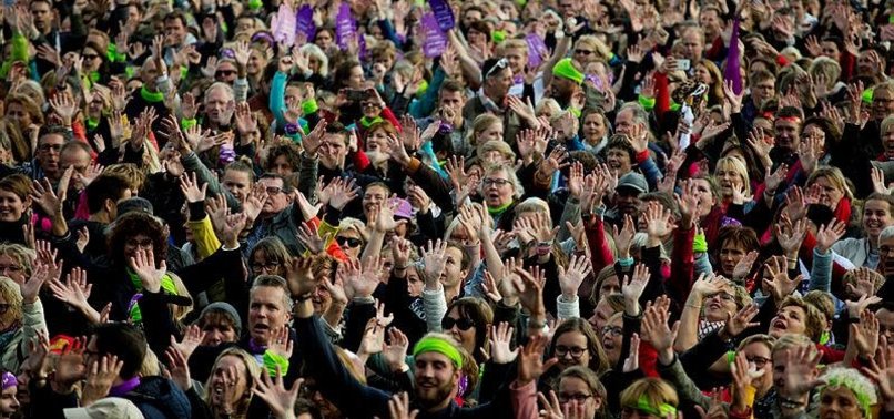 THOUSANDS OF TEACHERS IN THE NETHERLANDS GATHER TO DEMAND BETER WORKING CONDITIONS AND MORE PAY