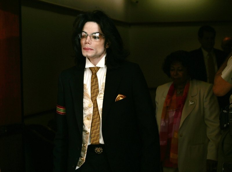 MİCHAEL JACKSON’IN GEÇMİŞİ PEŞİNİ BIRAKMIYOR