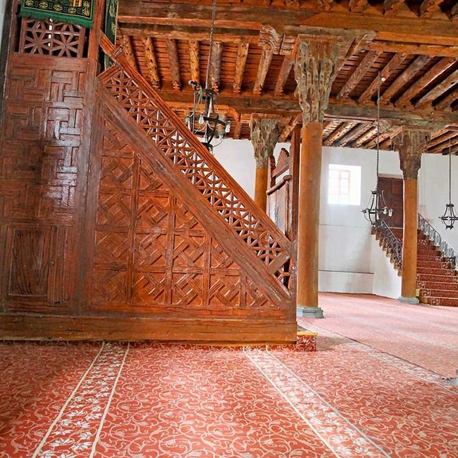 Cami içerisindeki ahşap minber