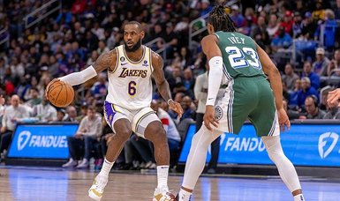 Lakers hold off Pistons late, snap 3-game losing skid