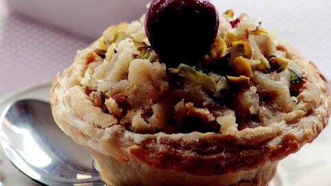 Ekmek Hamuru Kaselerinde Antep Fıstıklı Helva