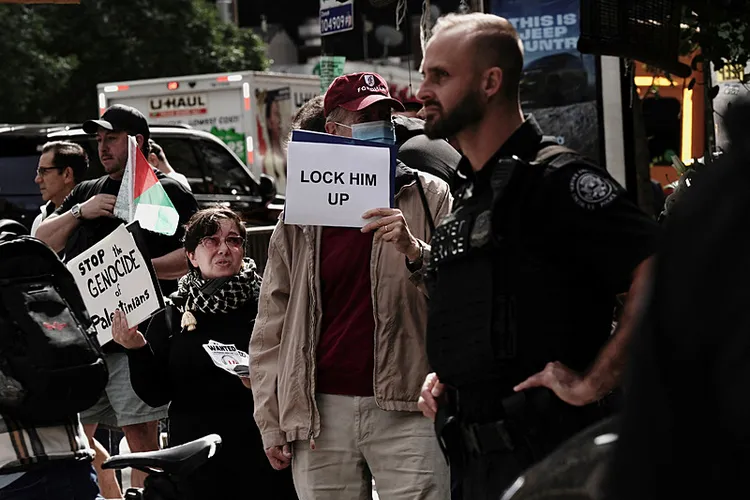New York protesters demand Netanyahu face war crimes charges outside UN headquarters