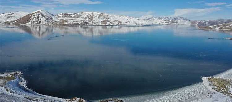 Ağrı’da bulunan Balık Gölü’nün yüzeyi buz tuttu