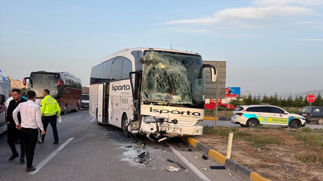 TUR OTOBÜSLERİ KAFA KAFAYA ÇARPIŞTI