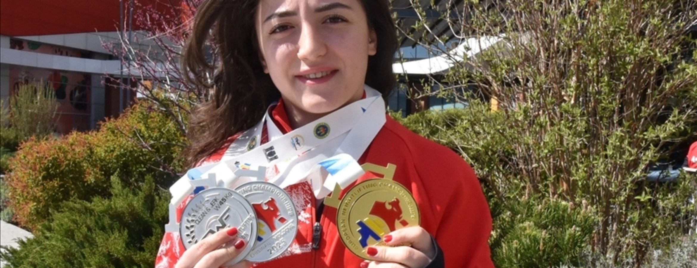 Milli halterci Cansu Bektaş’ın üçüncü Avrupa şampiyonluğu sevinci
