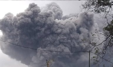 Residents panic as Indonesia's Semeru volcano erupts