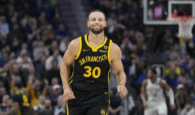 Stephen Curry stars as Warriors bounce back to rout Bucks