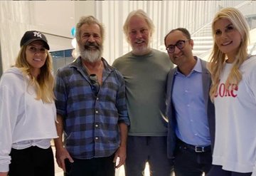 Begüm ve Adnan Şen çifti Los Angelestaki evlerinde Mel Gibson’ı ağırladı