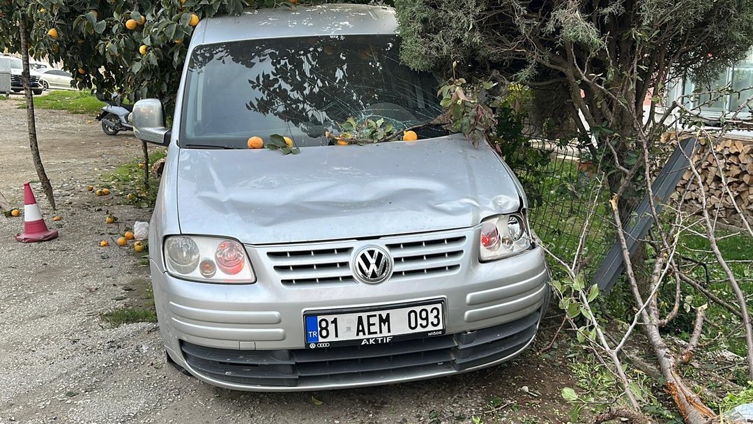 KONTROLDEN ÇIKAN ARAÇ DURAĞA DALDI