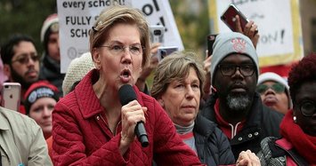 Warren joins striking Chicago teachers as negotiations stall