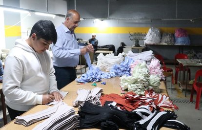 Depremzedetekstilcilerotoparkakurulanatölyelerdetezgahlarınınbaşınageçti