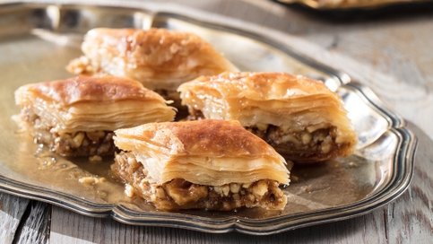 AŞAMALARIYLA CEVİZLİ EV BAKLAVASI YAPIMI