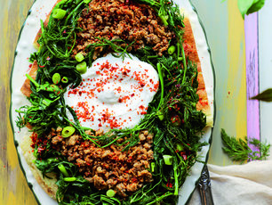 Bazlama Üstü Kıymalı Ege Otu Kavurması