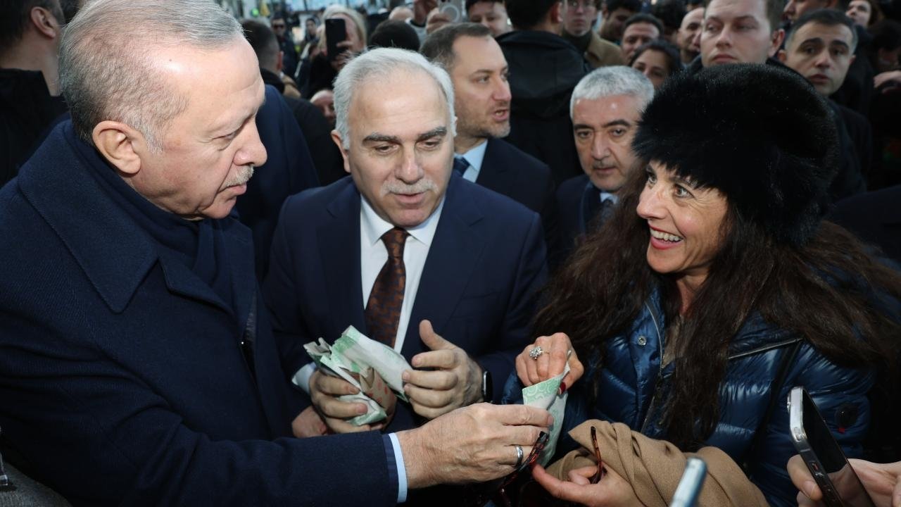 Erdoğan greets citizens in Sultanahmet for Laylat al-Raghaib