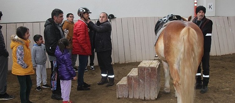 Van’da misafir edilen depremzede çocuklar at çiftliğinde eğlendi