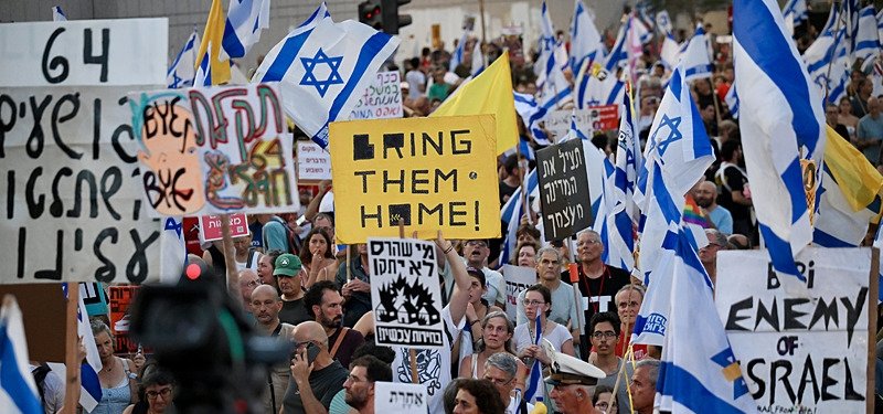 Families of Israeli hostages protest at Tel Aviv airport, demand hostage swap deal