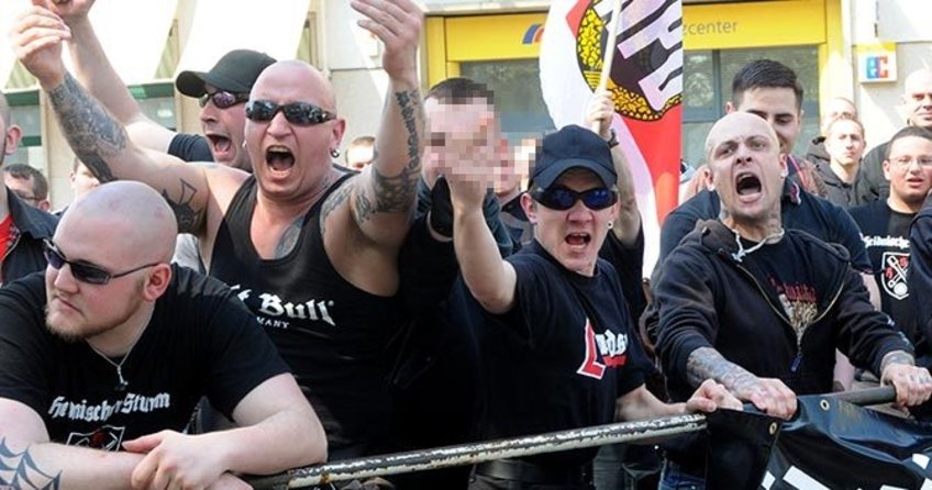 Neo-Naziler kilise bastı