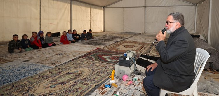Emekli imam, afetzede çocuklara söylediği Ali Baba şarkısıyla gönüllere dokundu