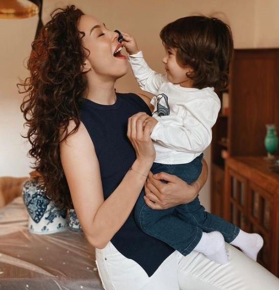 azra akin saglik calisanlarinin cocuklari icin kollari sivadi samdan