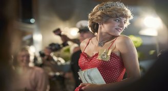 Emma Corrin kamera arkasına geçiyor