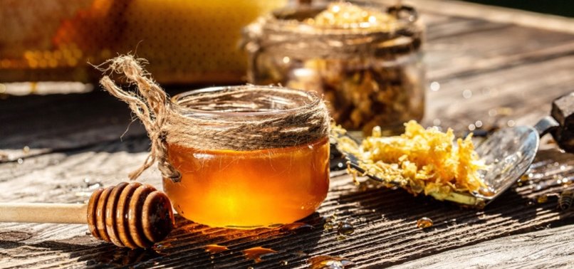 FIVE REASONS TO REPLACE SUGAR WITH HONEY