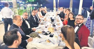 Antalya’da yıldızların bol kahkahalı gecesi