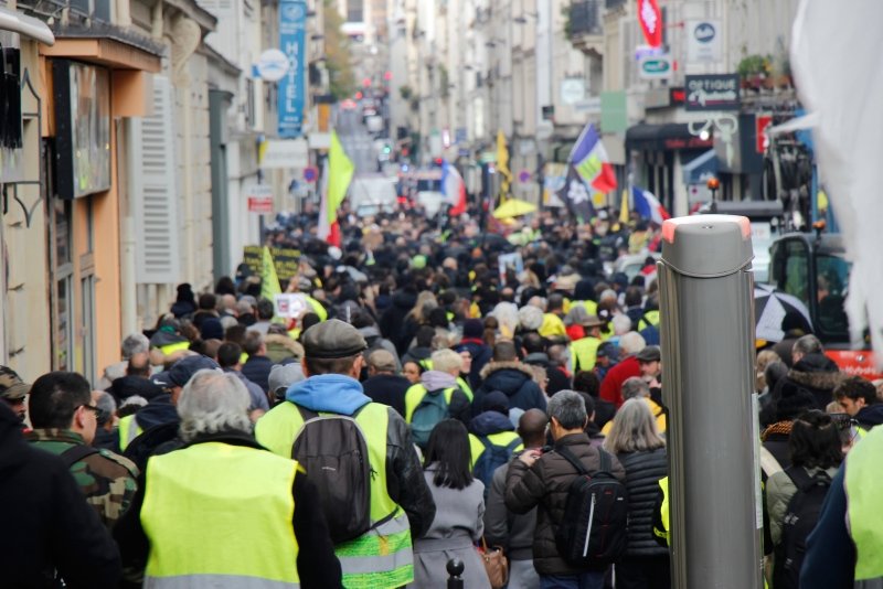 Yellow vests take to Paris streets to mark 4th anniversary of protests