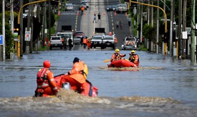 Floods swallow cars, swamp houses in 'major' Australian emergency
