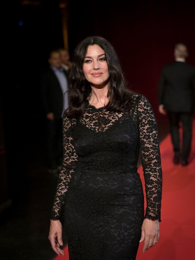 monica bellucci nin zamansiz guzelligi harpersbazaar
