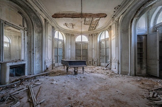 Fransa’da terk edilmiş bir kalede bir piyano