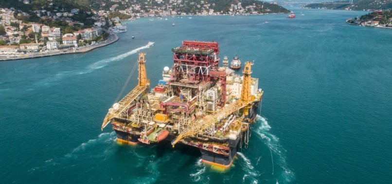 GIANT OIL RIG CROSSES THROUGH BOSPORUS, GRINDS SHIPPING TO A HALT IN ISTANBUL