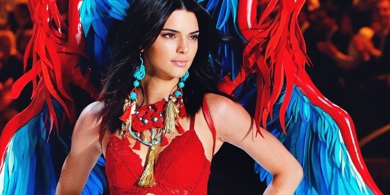 KENDALL JENNER RAKİPLERİNE FARK ATTI